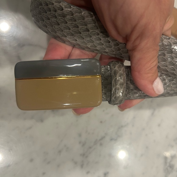 Women’s Carlisle size Large 1”skin belt. 37” length. lizard/snake grey tone - Picture 3 of 8